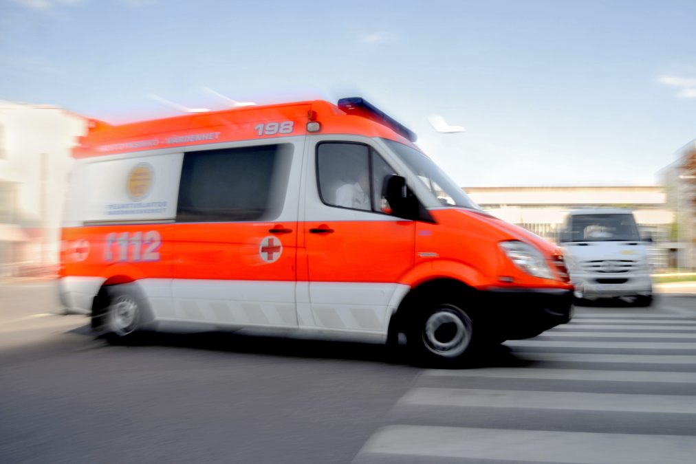 Kuvassa oranssi ambulanssi.